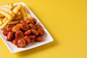 traditionell tysk currywurst foto