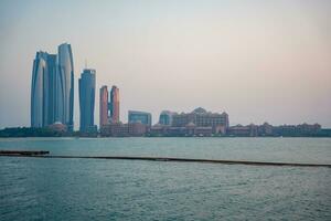 panorama se av abu dhabi horisont på solnedgång, förenad arab emiraten. hög kvalitet Foto