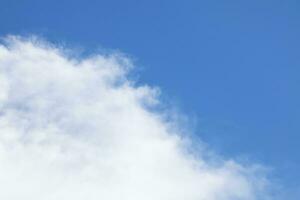 blå himmel bakgrund och vit moln mjuk fokus, och kopia Plats horisontell form. foto