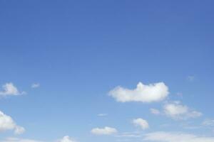 blå himmel bakgrund och vit moln mjuk fokus, och kopia Plats horisontell form. foto