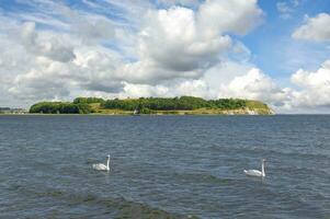 se till klein zicker halvö med by av klein zicker på moenchgut natur reserv,,ruegen,baltiska havet, Mecklenburg-Vorpommern, Tyskland foto