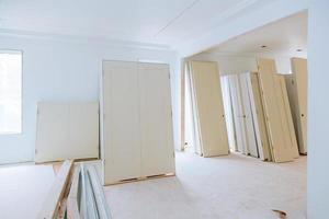 lägenhet ombyggnad under konstruktion installera material nytt hem för reparationer foto