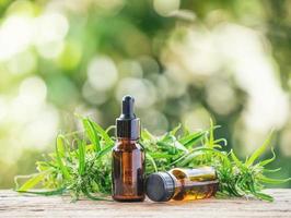 cannabidiol cbd -extrakt i en flaska foto