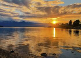 ai genererad ljus solnedgång över sjö gyllene moln reflektera i de vatten. ai genererad. foto