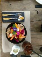 seminyak, bali, 2021 - morgon- frukost smoothies med granola foto