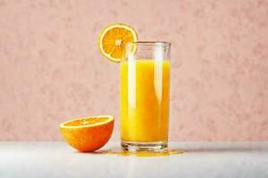 ai genererad mogen apelsiner och en glas av nyligen pressas orange juice på en rosa bakgrund. färsk säsong- citrus- frukter, naturlig juice. foto