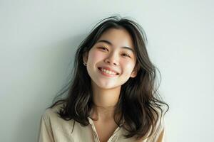 ai genererad asiatisk kvinna blinka till kamera leende glad stående vit vägg foto