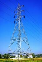 stål elektricitet pylon och hög Spänning kraft linje elektricitet överföring Foto med blå himmel bakgrund.