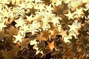 abstrakt jul bakgrund med guld stjärnor konfetti. foto