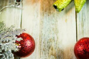 jul Semester lampor och ornament på trä bakgrund foto