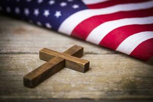helig kristen korsa och amerikan flagga bakgrund foto