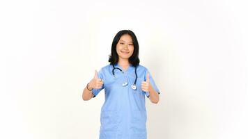 ung asiatisk kvinna läkare som visar tummen upp isolerat på vit bakgrund foto