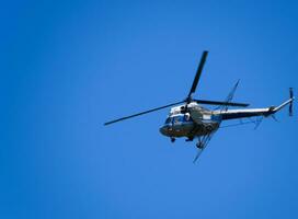 en helikopter av jordbruks flyg är flygande i de blå himmel. foto