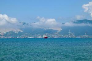 novorossiysk sjöstad, fartyg i de cemess bukt. foto