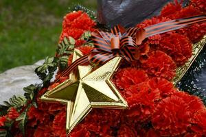 krans med en stjärna på de monument. seger dag. symboler av de dag av seger över fascistisk Tyskland. foto