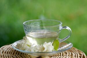 jasmin te och jasmin grön te den är en te recept den där användningar ren jasmin blommor. och en blandning av jasmin blommor och grön te till förbättra de arom dryck och Bra för hälsa foto