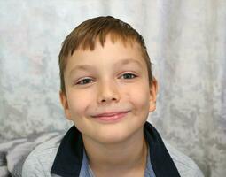 9 år gammal pojke leende. närbild porträtt. foto