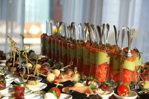 catering tabell med kanape, snacks och glas aptitretare foto