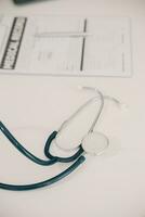 stetoskop för läkare kolla upp på hälsa medicinsk laboratorium tabell bakgrund foto