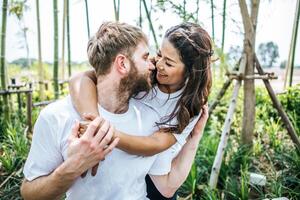 lyckligt leende par mångfald i kärleksmoment tillsammans foto