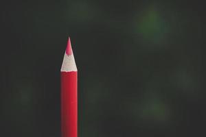 röd penna som representerar konceptet att sticka ut från mängden