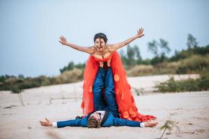 asiatisk brud och kaukasisk brudgum har romantisk tid och är lyckliga tillsammans foto