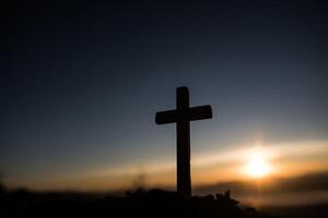 silhuett av katolsk kors och soluppgång foto