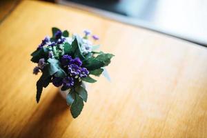 blomma i vas på bordet på kaféet foto