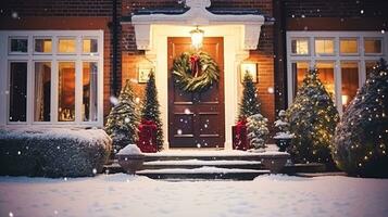 ai genererad jul i de landsbygden herrgård, engelsk Land hus herrgård dekorerad för högtider på en snöig vinter- kväll med snö och Semester lampor, glad jul och Lycklig högtider foto