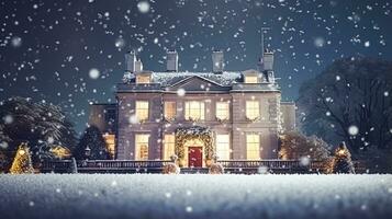 ai genererad jul i de landsbygden herrgård, engelsk Land hus herrgård dekorerad för högtider på en snöig vinter- kväll med snö och Semester lampor, glad jul och Lycklig högtider foto