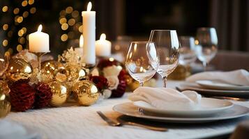 ai genererad jul tabell dekor, Semester bordsbild och middag tabell miljö, formell händelse dekoration för ny år, familj firande, engelsk Land och Hem styling foto