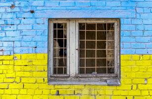 mönster explosion skadad blå gul hus vägg med fönster i ukraina foto