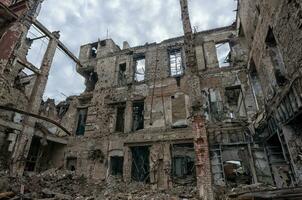 förstörd och bränt hus i de stad under de krig i ukraina foto