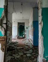 inuti en förstörd sjukhus i ukraina foto
