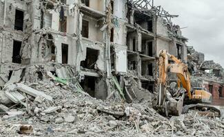 förstörd och bränt hus i de stad i ukraina krig foto