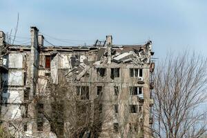 förstörd och bränt hus i de stad ryssland ukraina krig foto