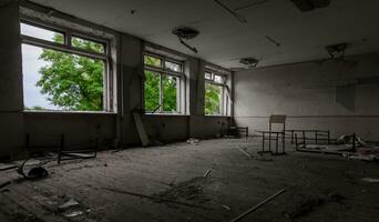 inuti en förstörd skola i ukraina foto