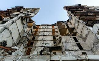 förstörd och bränt hus i de stad ryssland ukraina krig foto