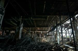 förstörd och bränt hus i de stad under de krig i ukraina foto