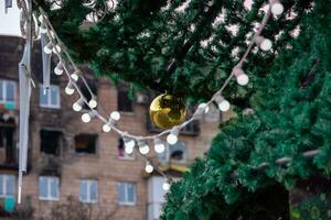jul träd med leksaker nära de hus i de förstörd stad i ukraina foto