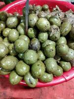 oliver skydda cell membran mot cancer spridning. oliv är en bra avhjälpa för anemi. detta små oliv frukt spelar ett effektiv roll i sexuell stimulering och reproduktiv bearbeta, foto