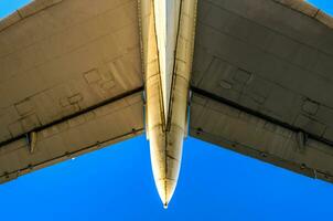 vingar av en stor trafikflygplan på en blå bakgrund foto