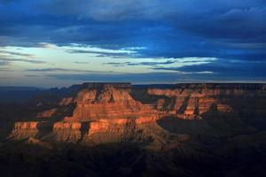 härlig soluppgång på södra kanten av grand canyon arizona usa foto