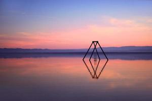 lugnt vatten i bombay beach california i salton havet foto