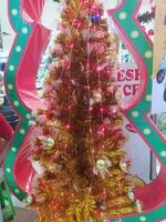 jul träd dekorationer är komplett med Tillbehör foto