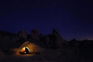 camping på natten i Joshua Tree Park foto