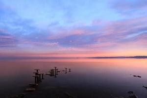 lugnt vatten i bombay beach california i salton havet foto