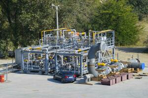 installation av gas separation och rening. konstruktion av ett olja och gas station. foto