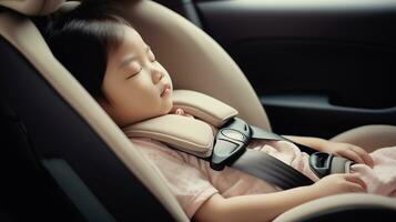 ai genererad asiatisk liten förtjusande litet barn flicka vilar sovande i bil på barn säkerhet sittplats booster foto