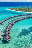 Fantastisk antenn landskap i maldiverna öar. perfekt blå hav och korall rev se från Drönare eller plan. exotisk sommar resa och semester landskap, lyx vatten villor. frihet, flykt begrepp foto